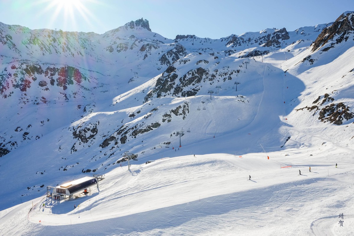 At the end of the Val d’Anniviers, skiers would find the ski resort of Grimentz and Zinal. Although they are both separate ski areas and villages wi